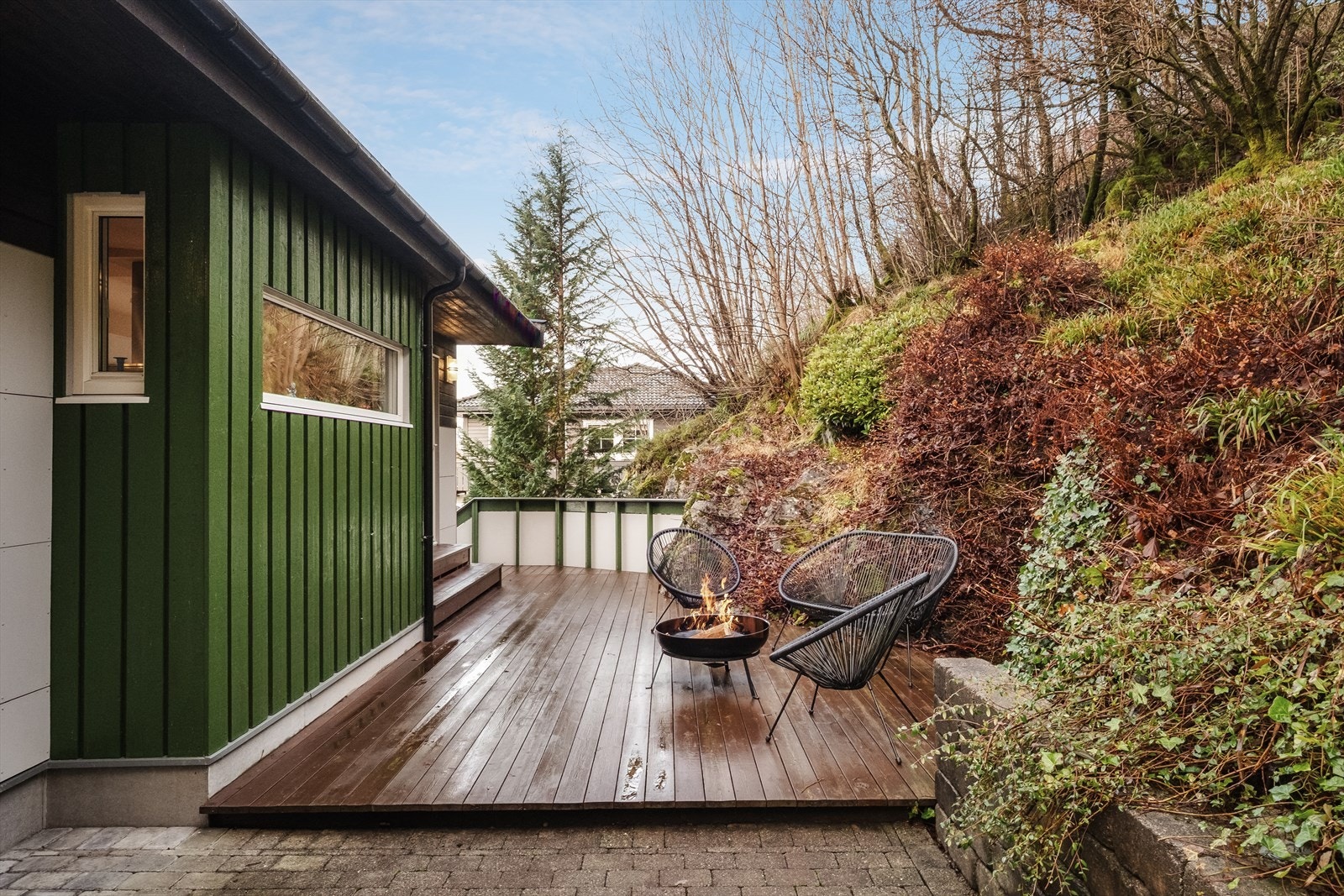 Uteplass ved kjøkkenet, den perfekte plassen for å nyte morgenkaffen. Trapp ned til stort uteareal. Galleribilde