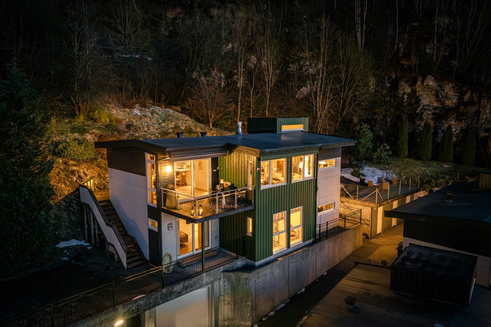 Garasjeplass med el bil lader like ved boligen. Flere skjermede og solrike uteplasser. Galleribilde