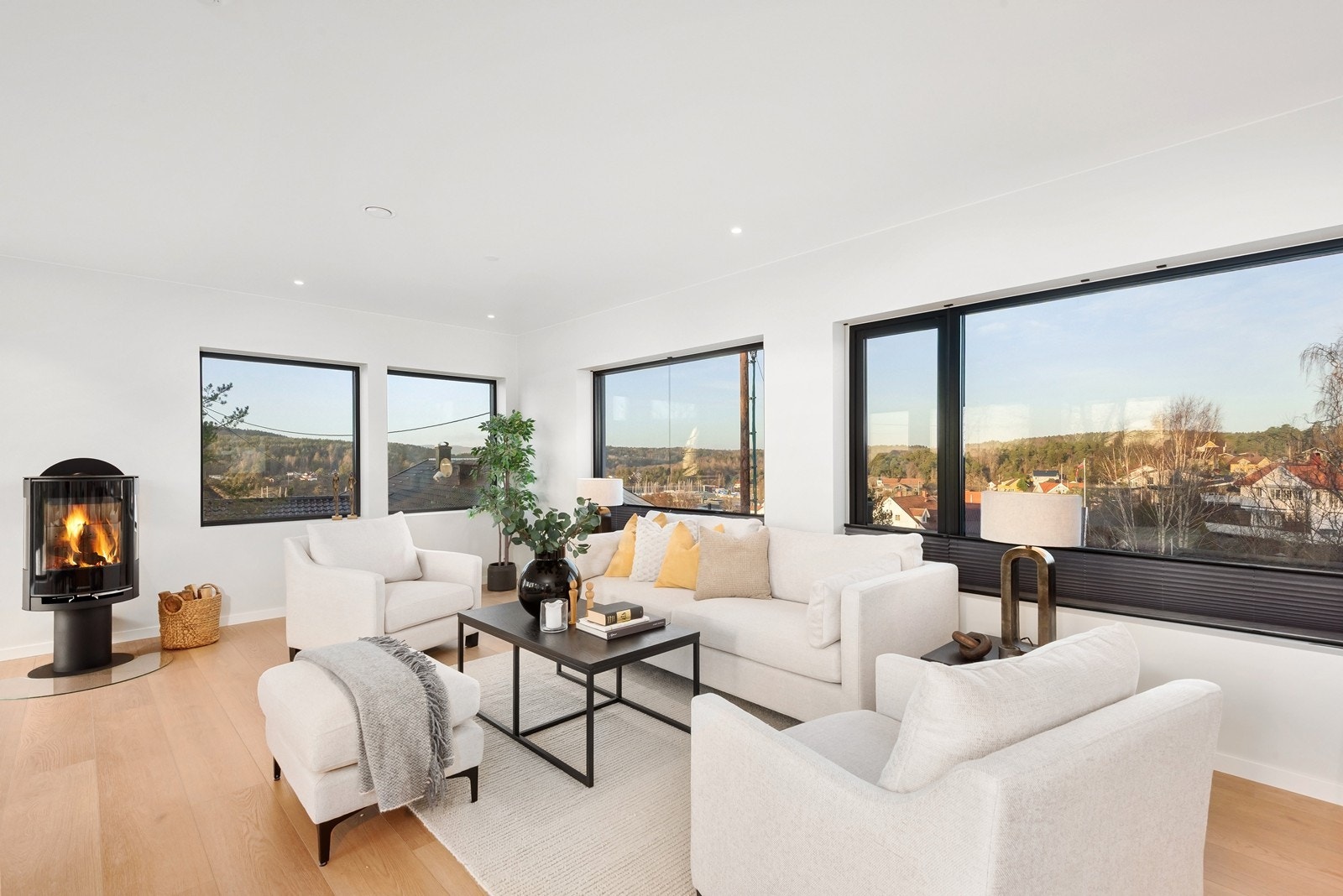 Åpent og luftig oppholdsrom med store vindusflater i flere himmelretninger. Galleribilde