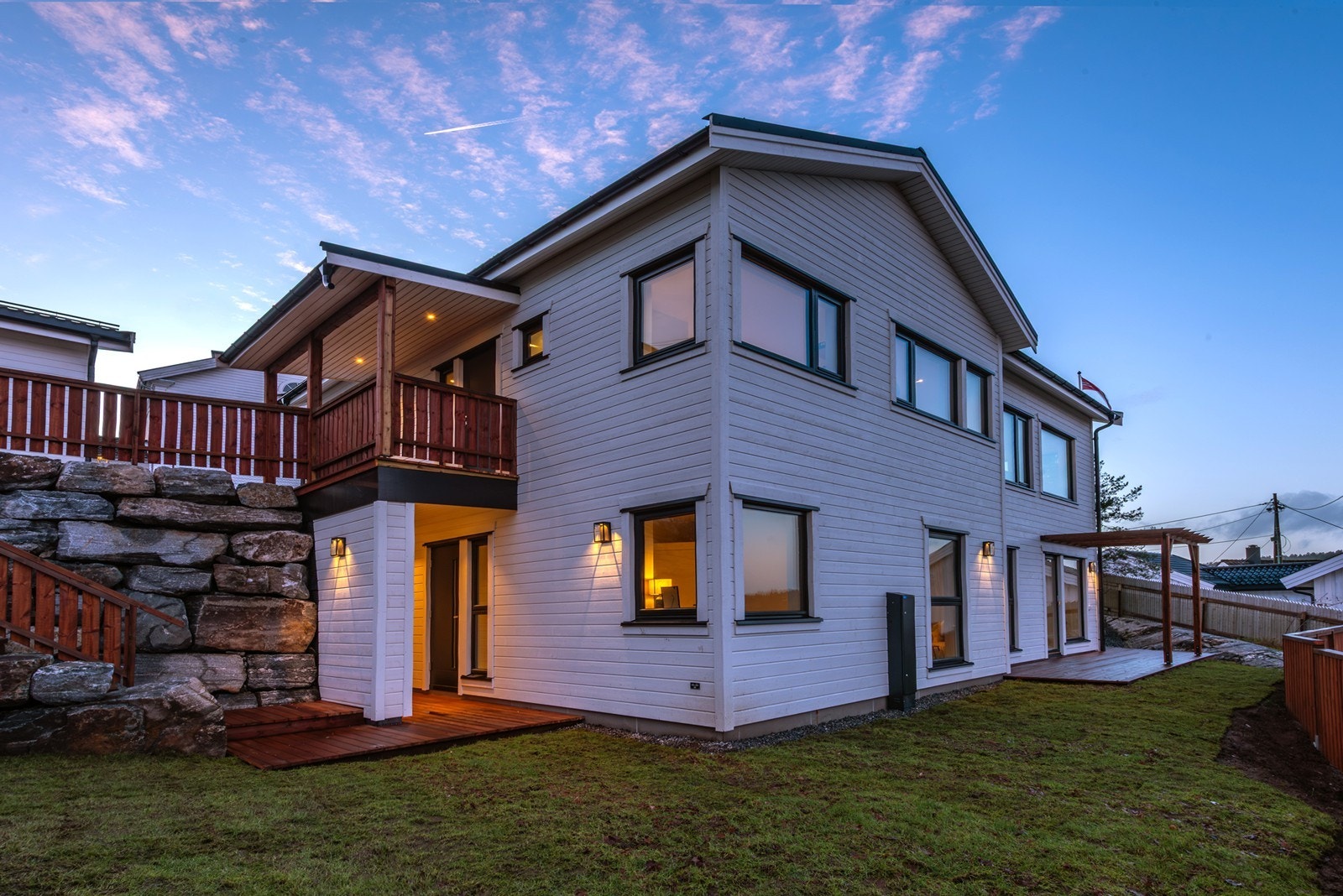 Boligen har praktisk adkomst på begge plan, grønn hage og flere hyggelige uteplasser. Galleribilde