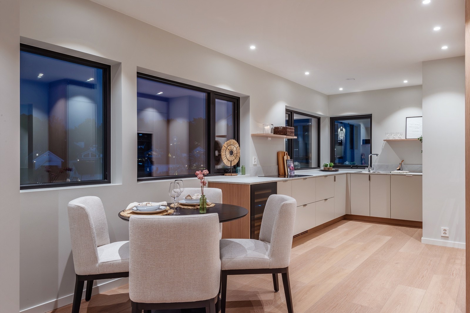 I tillegg til spisestuen er det plass til en mindre spiseplass ved kjøkkenet. Galleribilde