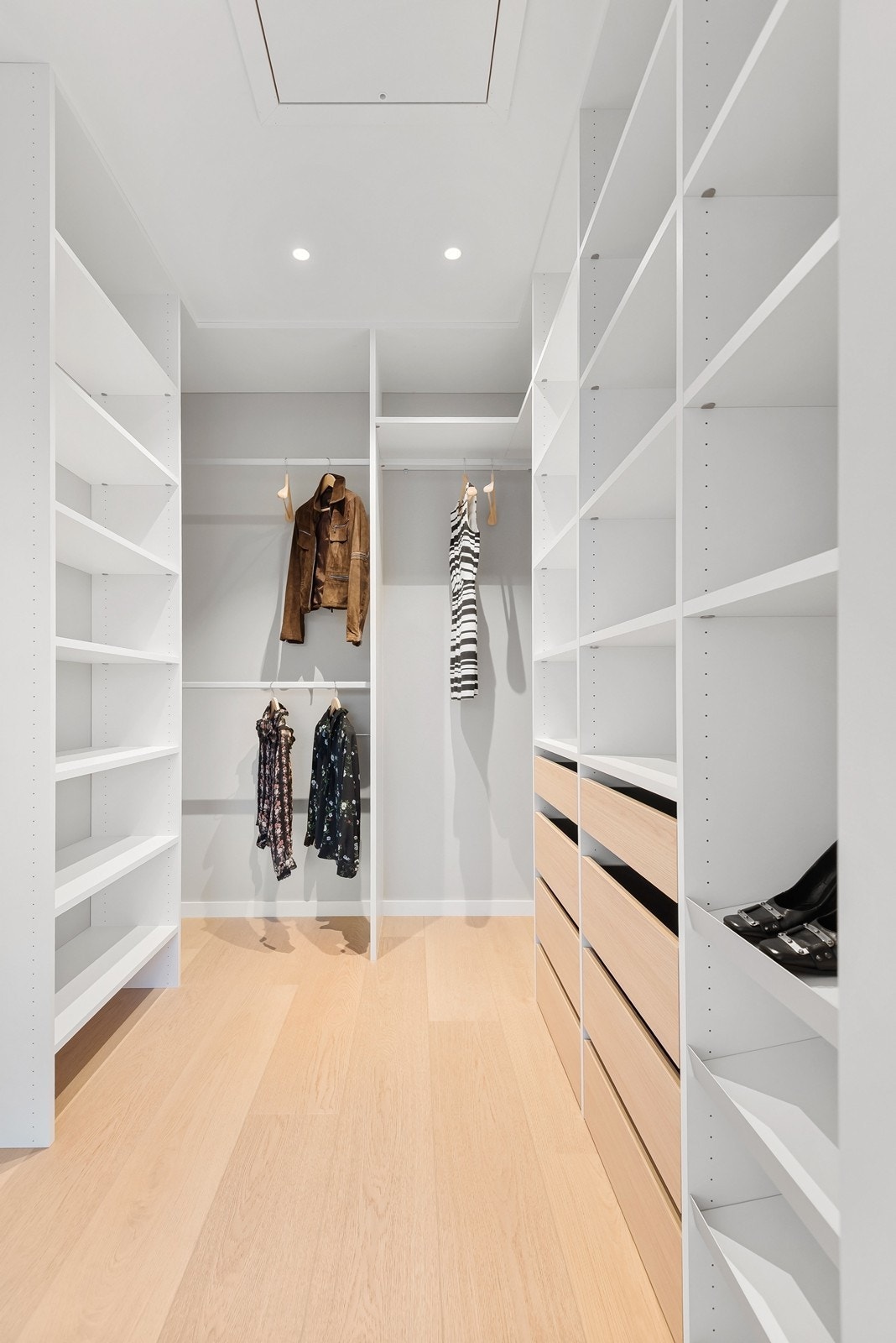 I tilknytning til hovedsoverommet er det etablert en walk-in garderobe med innredning levert av Drømmekjøkkenet, som gir rikelig med oppbevaringsplass. Galleribilde