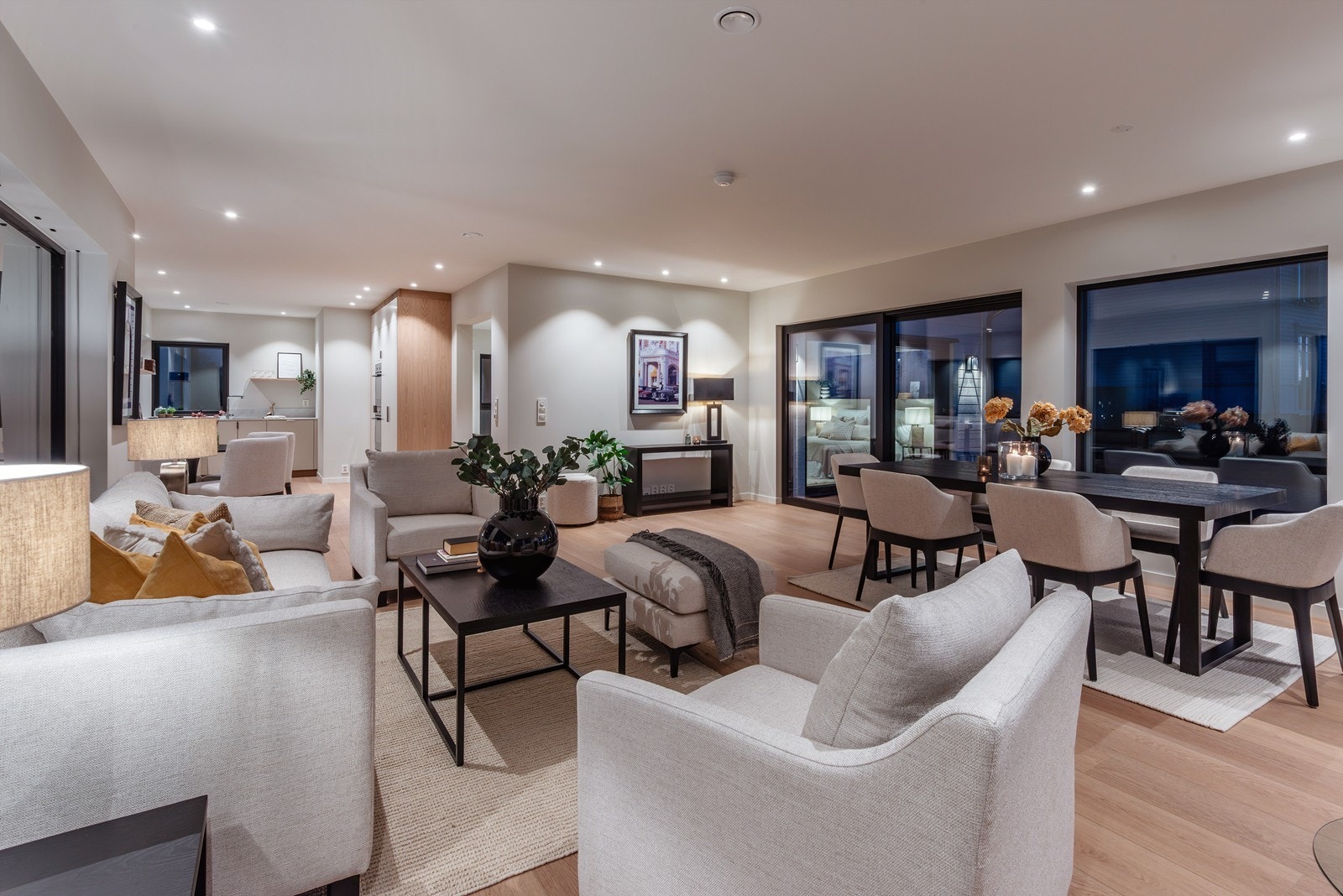 Stuen har plass til både sofagruppe og spiseplass, og fremstår lys og innbydende. Galleribilde