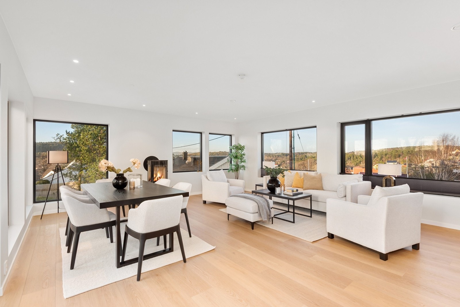 Boligen er oppført i 2025 og strekker seg over to plan. Boligens høytliggende beliggenhet gir et luftig preg og flott utsikt mot nærområdet og fjorden. Galleribilde