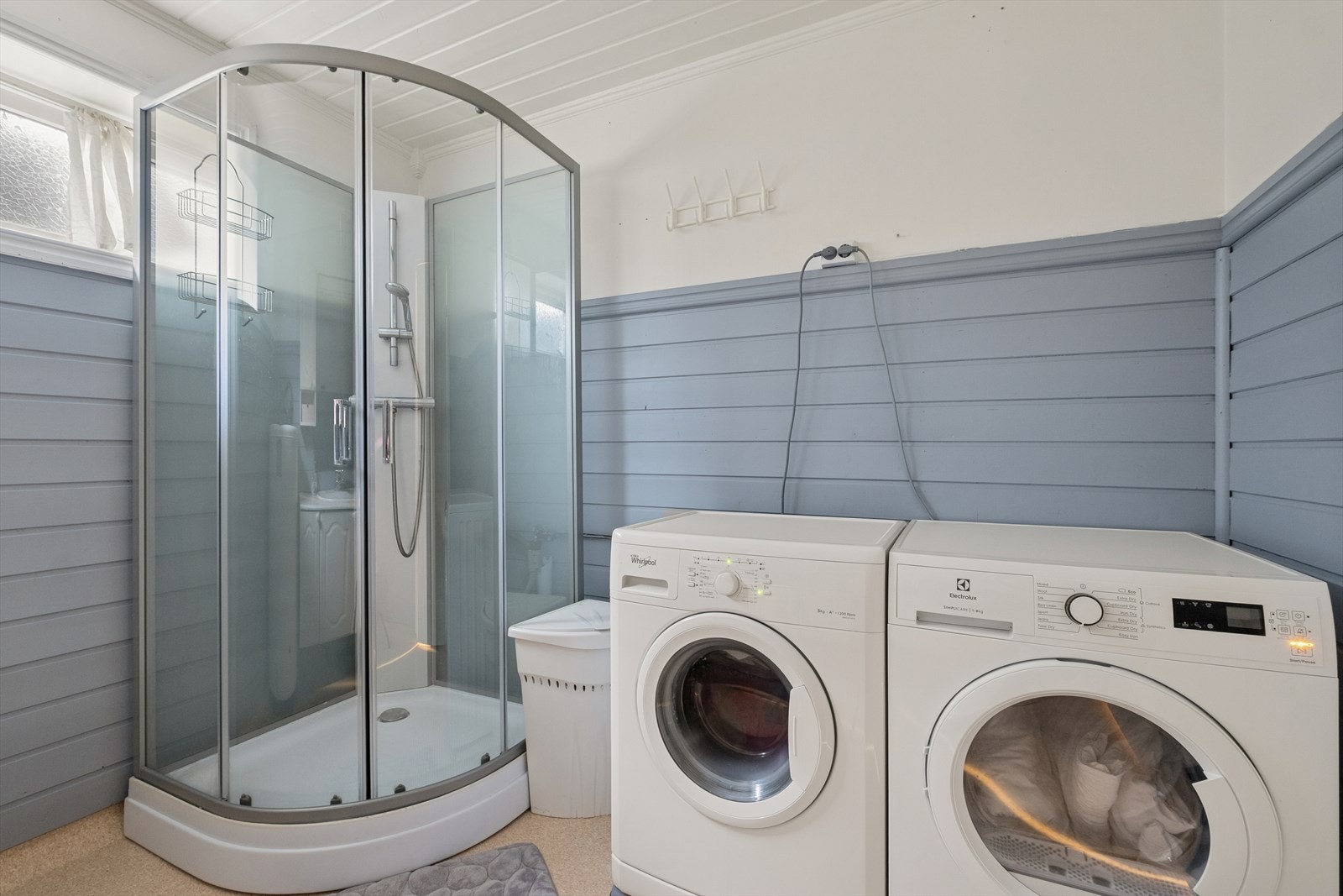 Badet er utstyrt med servantinnredning, varmtvannsbereder, dusjkabinett, opplegg for vaskemaskin og toalett. Galleribilde