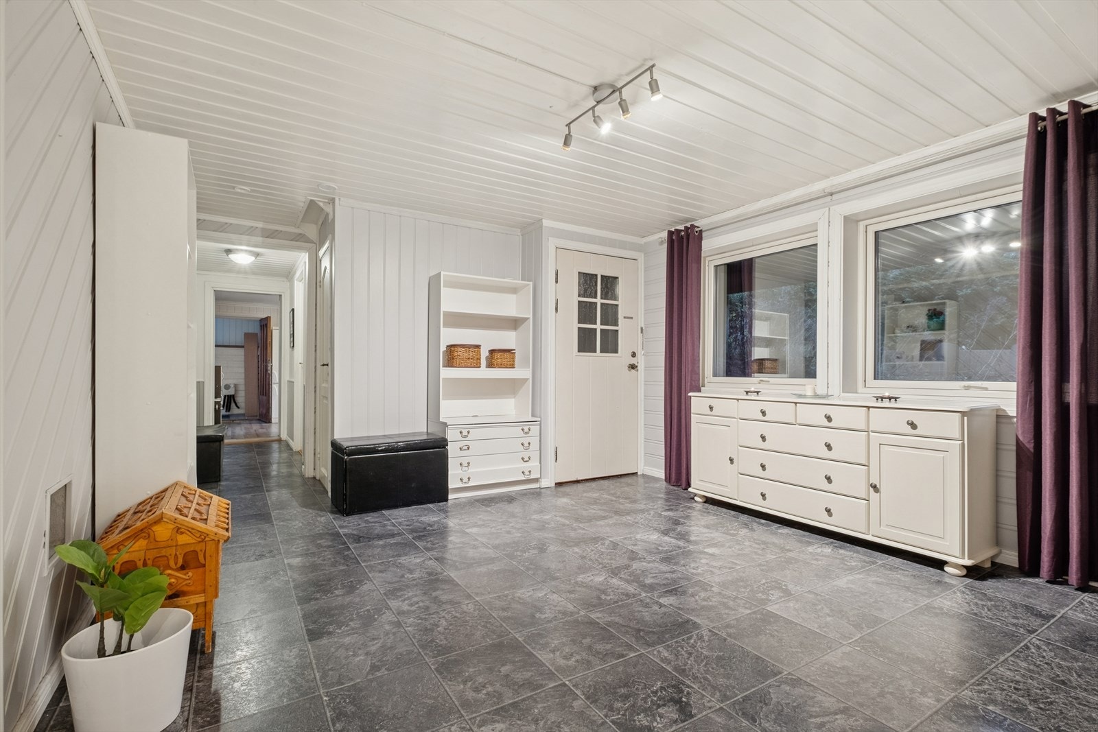 Kjelleren har en stor entré med god plass for diverse yttertøy og sko. Galleribilde