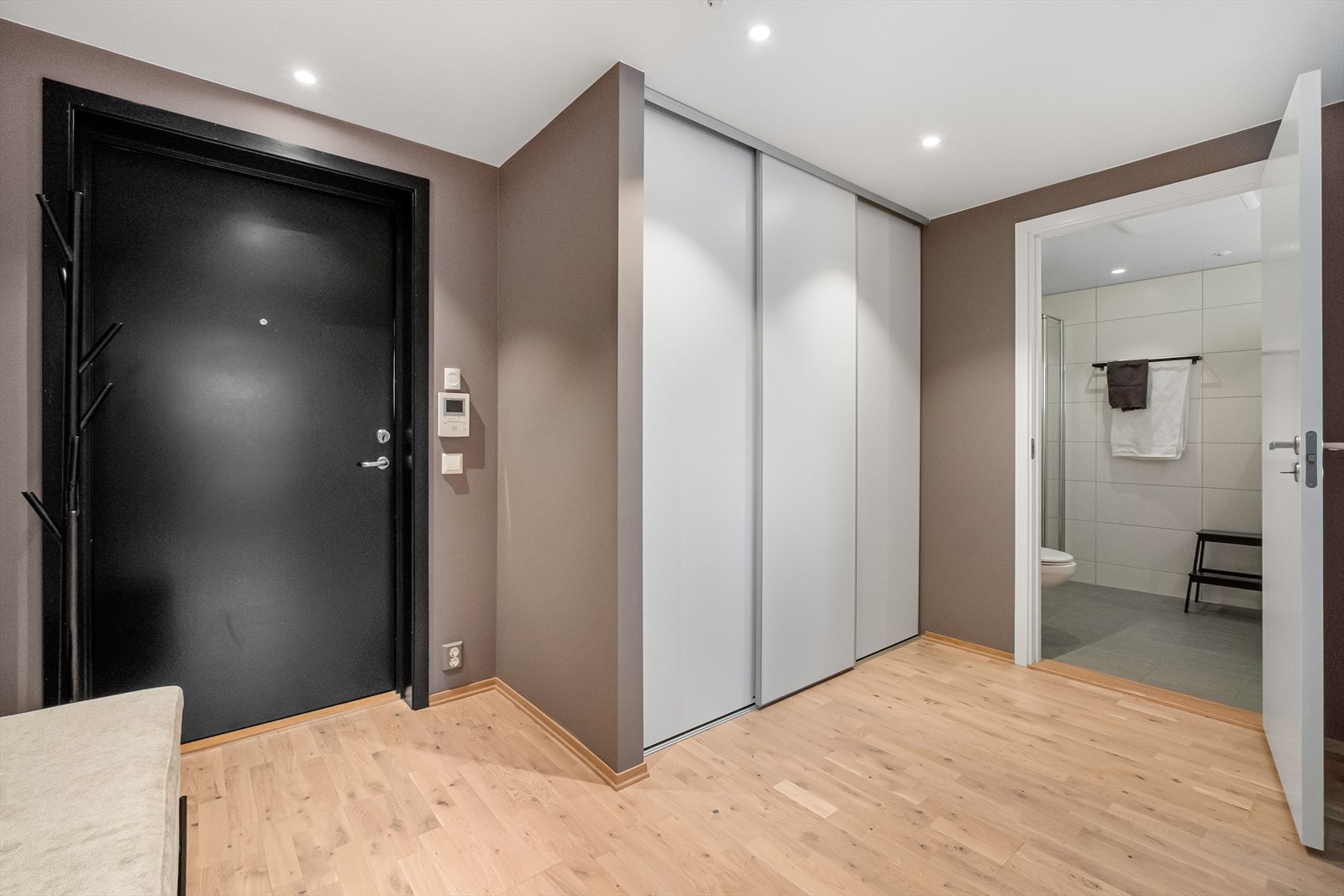 Velkommen inn! En romslig entré med garderobeløsning. Galleribilde