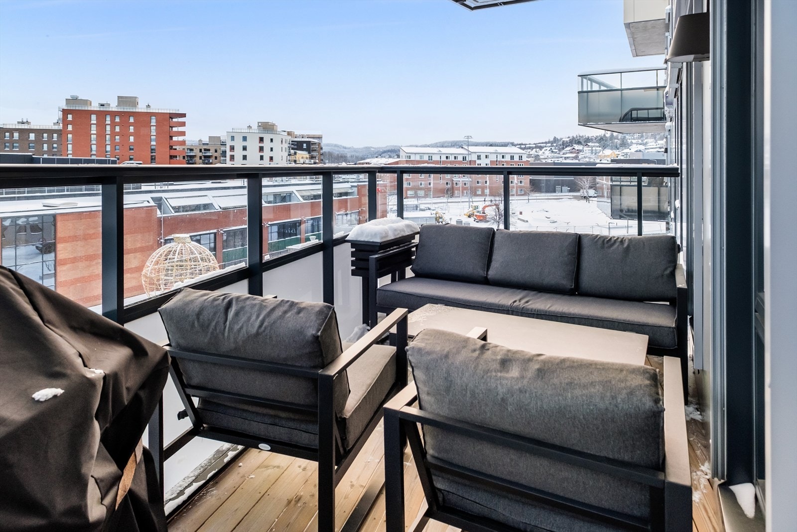 Her kan du nyte sol på dagtid og fin utsikt. Galleribilde