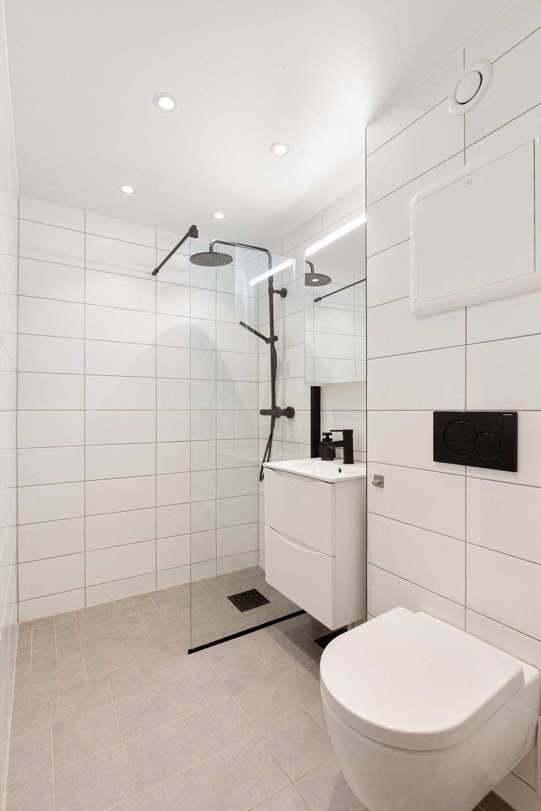 Helfliset bad med tidsriktige fargevalg, vegghengt toalett og downlights i taket. Galleribilde