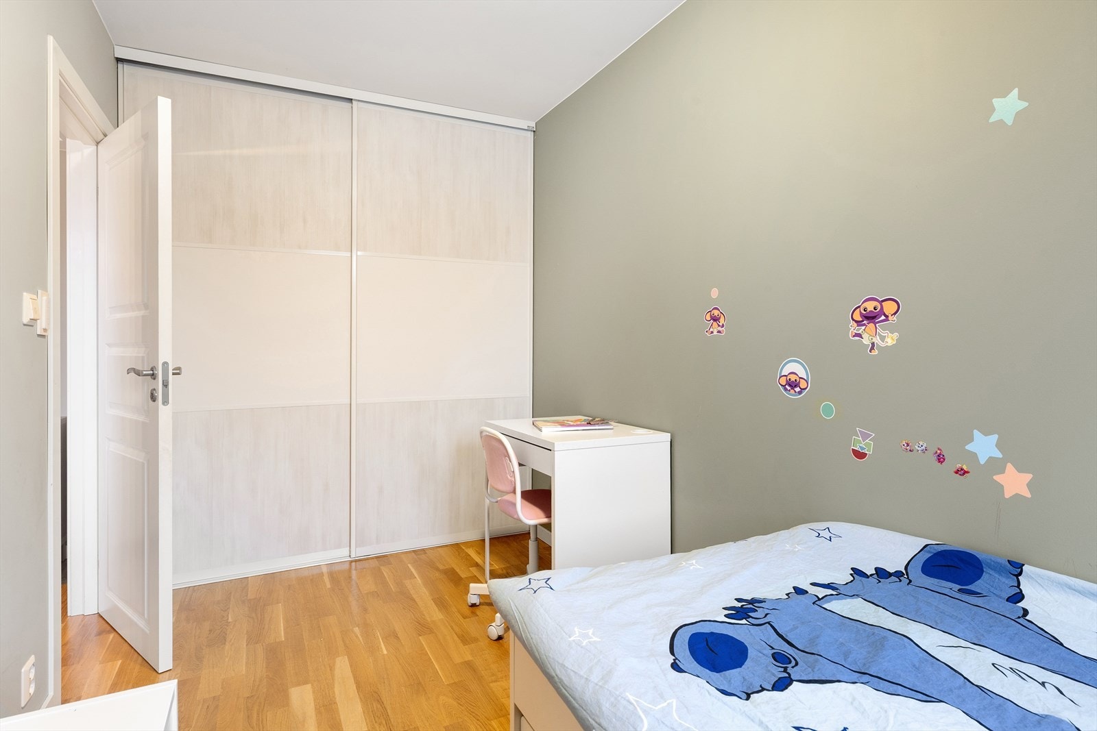 Også her er det en romslig skyvedørsgarderobe for effektiv oppbevaring. Galleribilde