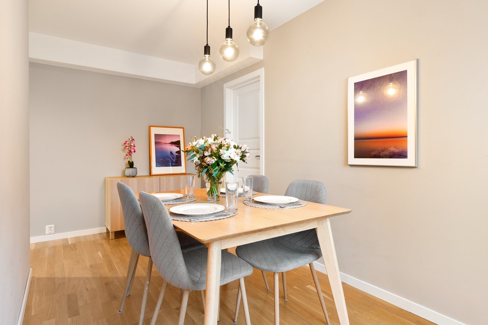 I tilknytning til kjøkkenet er det en egen sone med god plass til spisebord. Galleribilde