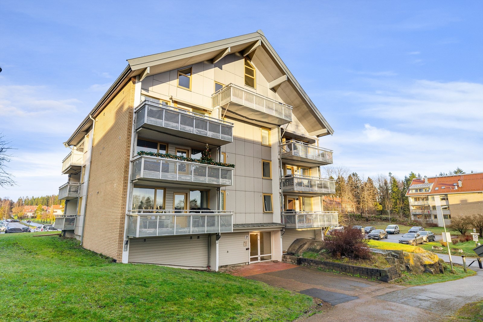 Eiendommen har en sentral beliggenhet på Sofiemyr, i et etablert og barnevennlig boligområde. Galleribilde