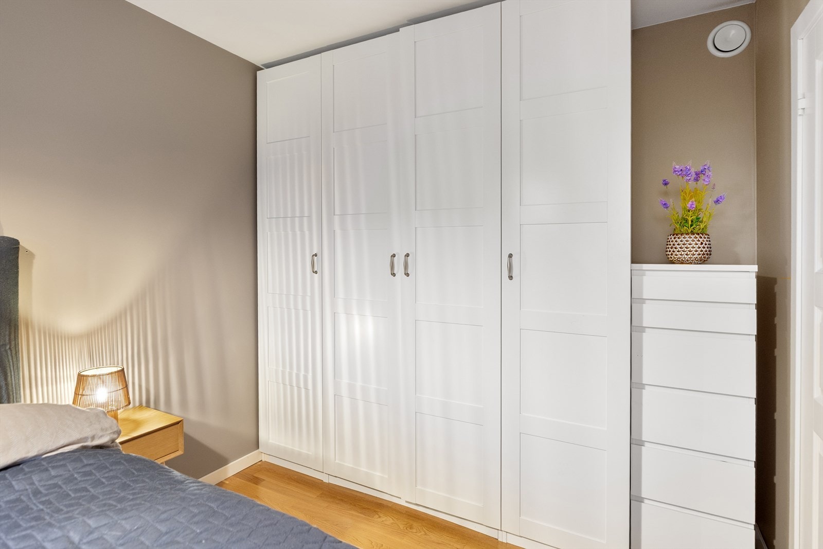 En stor garderobeløsning gir rikelig med oppbevaringsplass for klær. Galleribilde