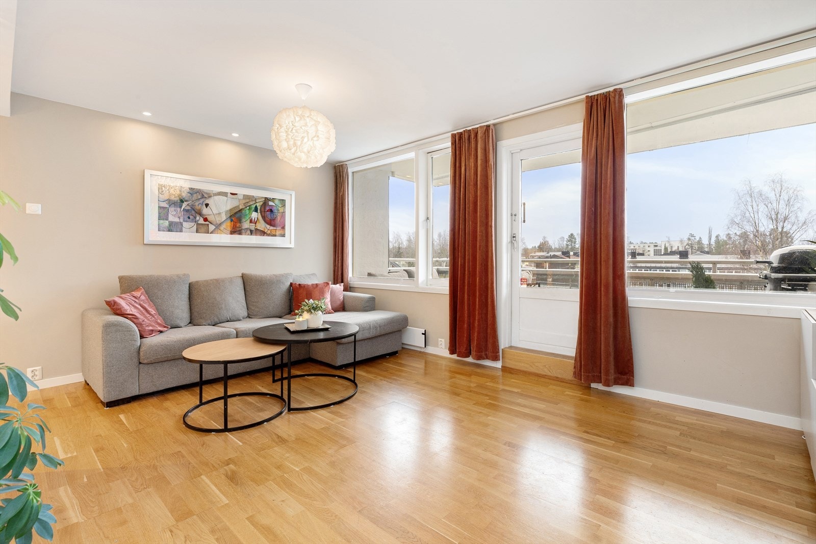 De brede vinduene slipper inn rikelig med dagslys og gir en åpen følelse. Galleribilde