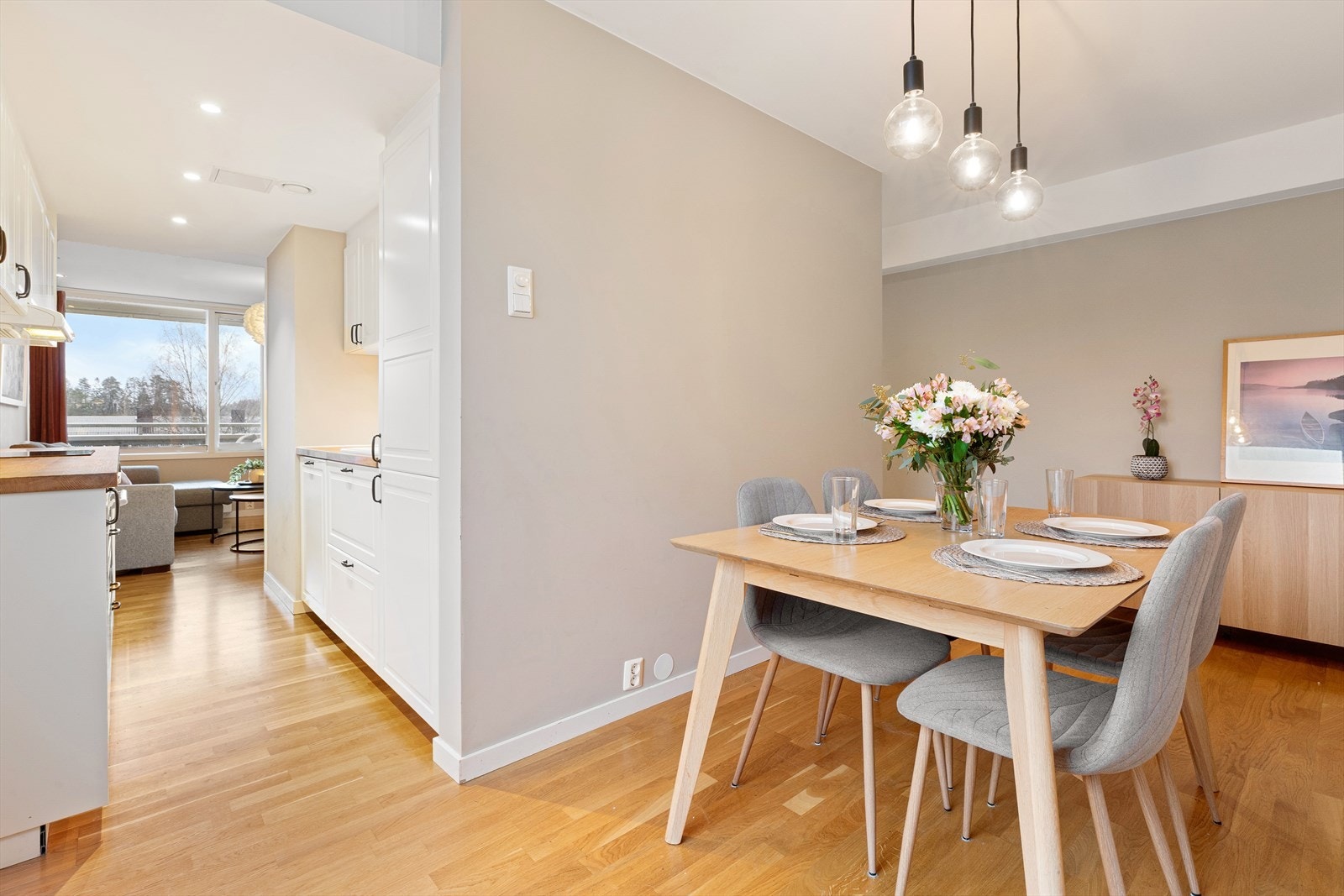 Spiseplassen fungerer som et naturlig bindeledd mellom kjøkkenet og stuen. Galleribilde