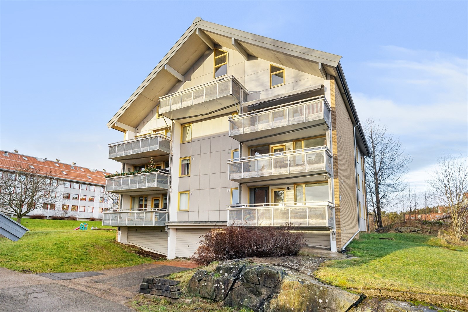 Leiligheten ligger i en velholdt bygning med en fredelig og skjermet plassering. Galleribilde