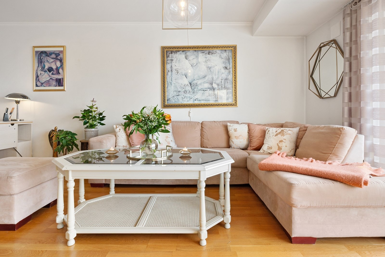 Lyse vegger gir et rolig og innbydende uttrykk. Galleribilde