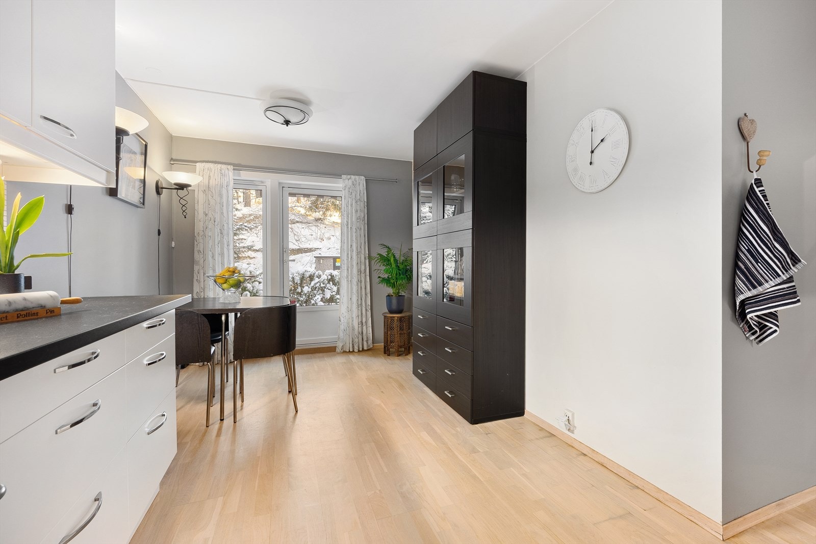 Kjøkkenet har en L-formet innredning. Spiseplass i egen sone. Direkte utgang til markterrasse. Galleribilde