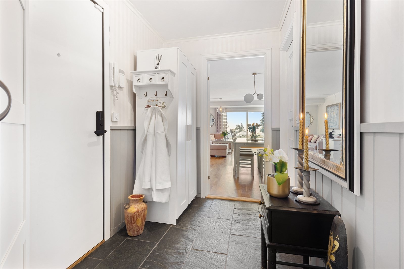 Flislagt entrè. Galleribilde