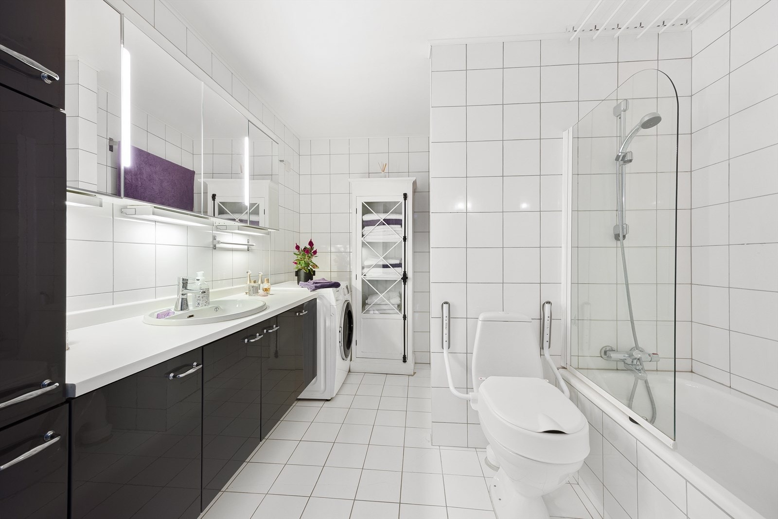 Pent flislagt bad/wc/vaskerom. Galleribilde