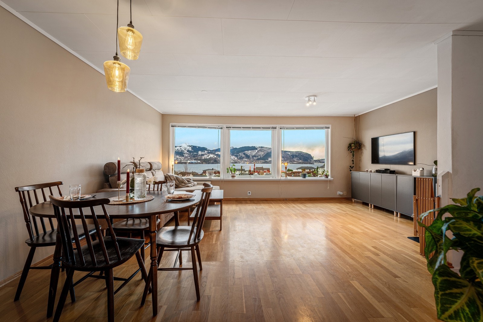 Stuen føles romslig og har vindusposter i front hvor man kan nyte flott sjøutsikt til Osterfjorden og videre. Galleribilde