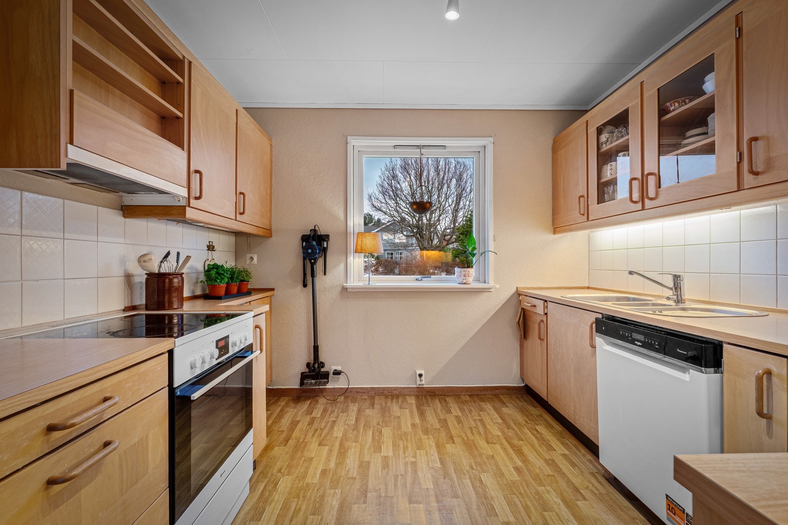 Kjøkkenet er normalt utstyrt og har godt med benkeplass, skap- og skuffeplass. Galleribilde