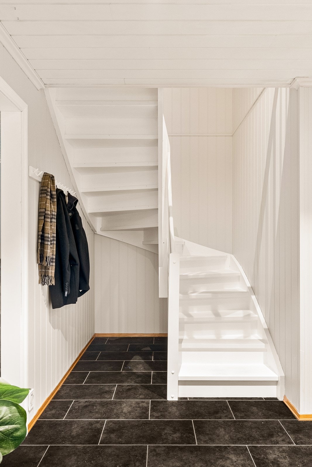 Malt tretrapp som er malt i 2025 Galleribilde