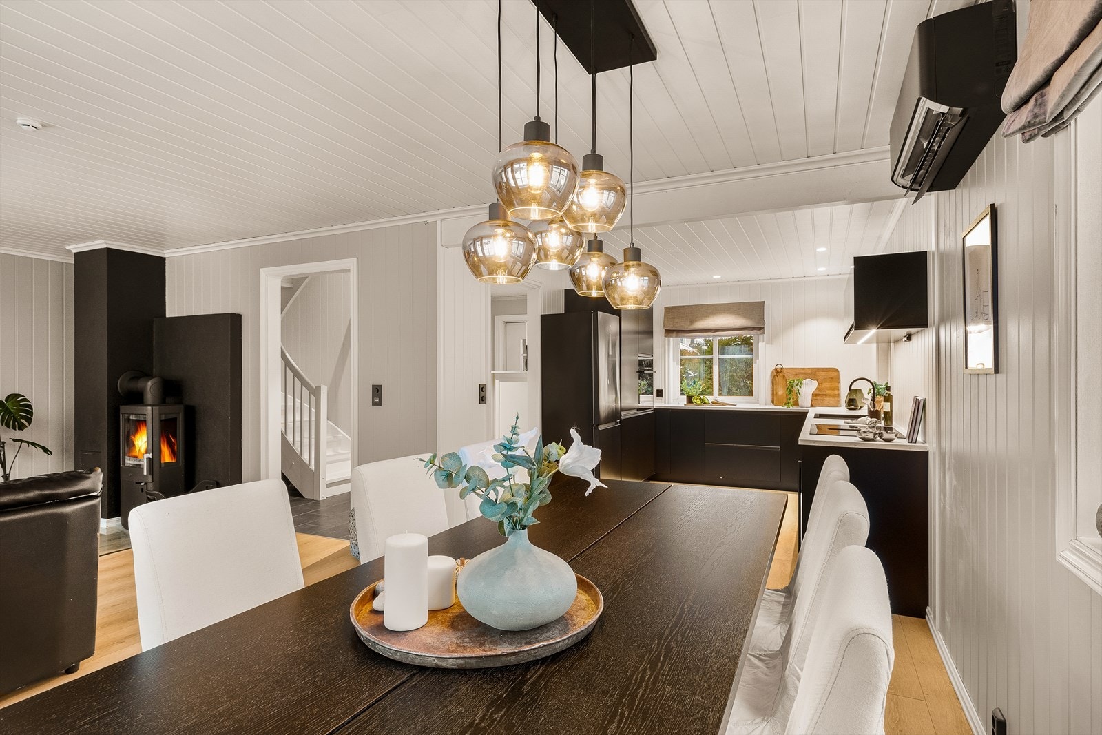 God plass til spisebord i tilknytning til kjøkkenet Galleribilde