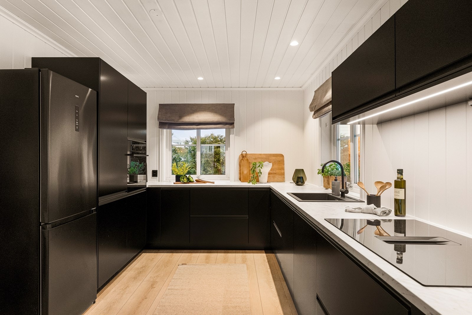 Kjøkkenet er utstyrt med kjøle-/fryseskap, oppvaskmaskin, platetopp, vinskap og stekeovn. Galleribilde