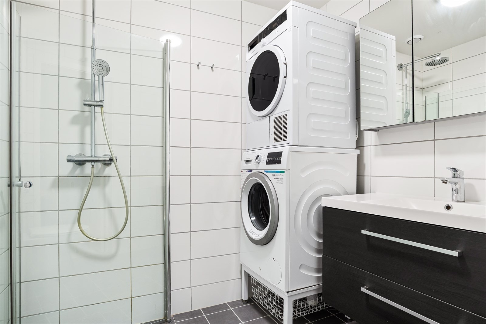 Her er det opplegg for vaskemaskin og varmekabler i gulv. Galleribilde