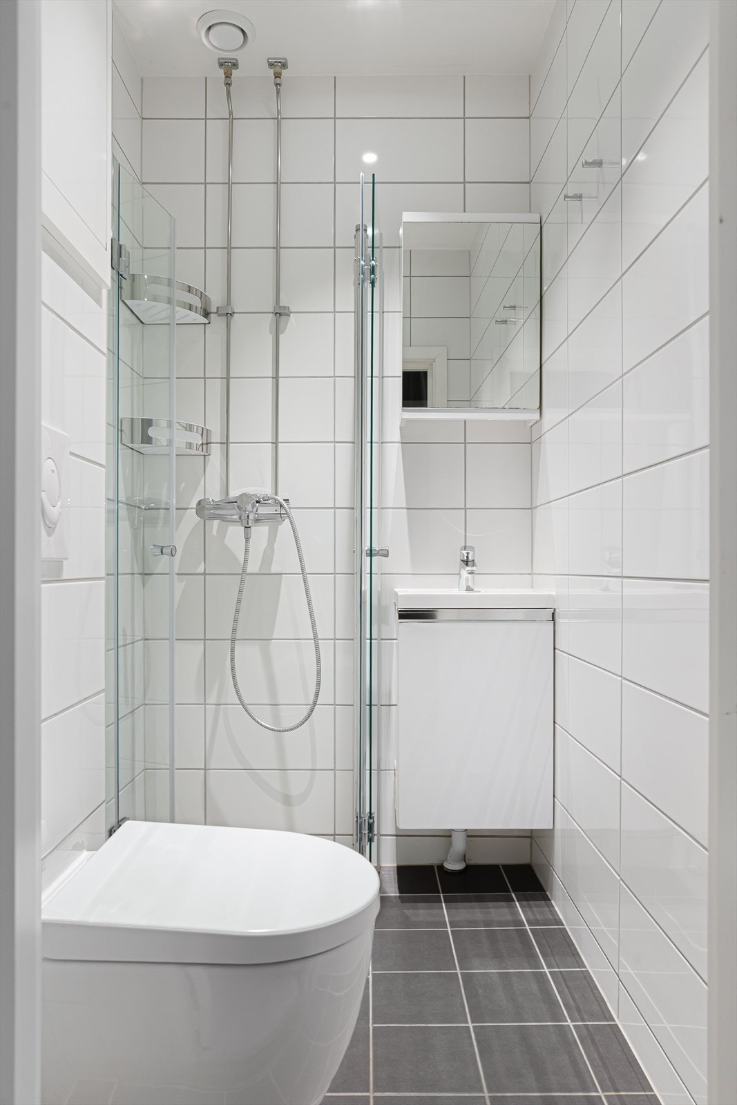 Bad nr. 2 er også flislagt og har spotbelysning i taket. Galleribilde