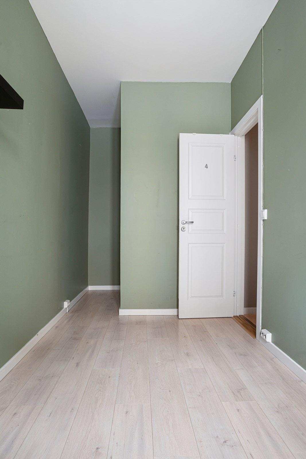 Boligen strekker seg over to plan og gulvene er belagt med laminat. Galleribilde