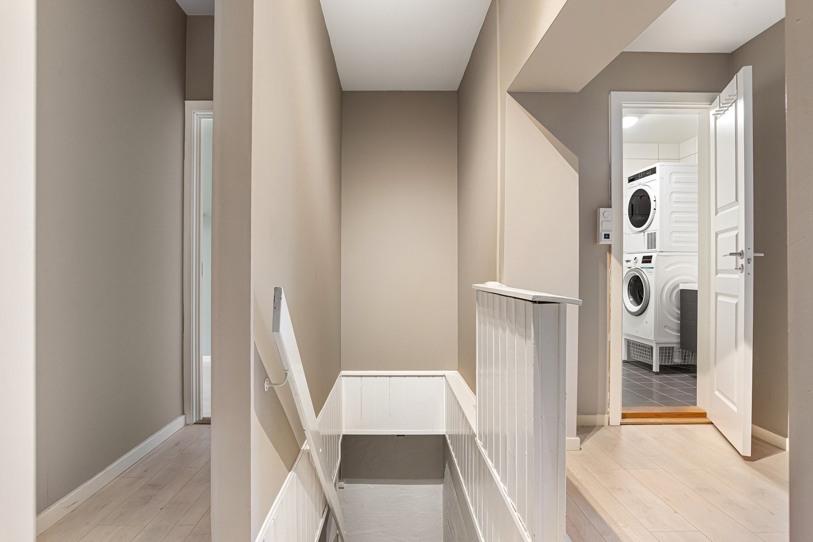 Fra hallen er det trapp ned til boligens underetasje. Galleribilde