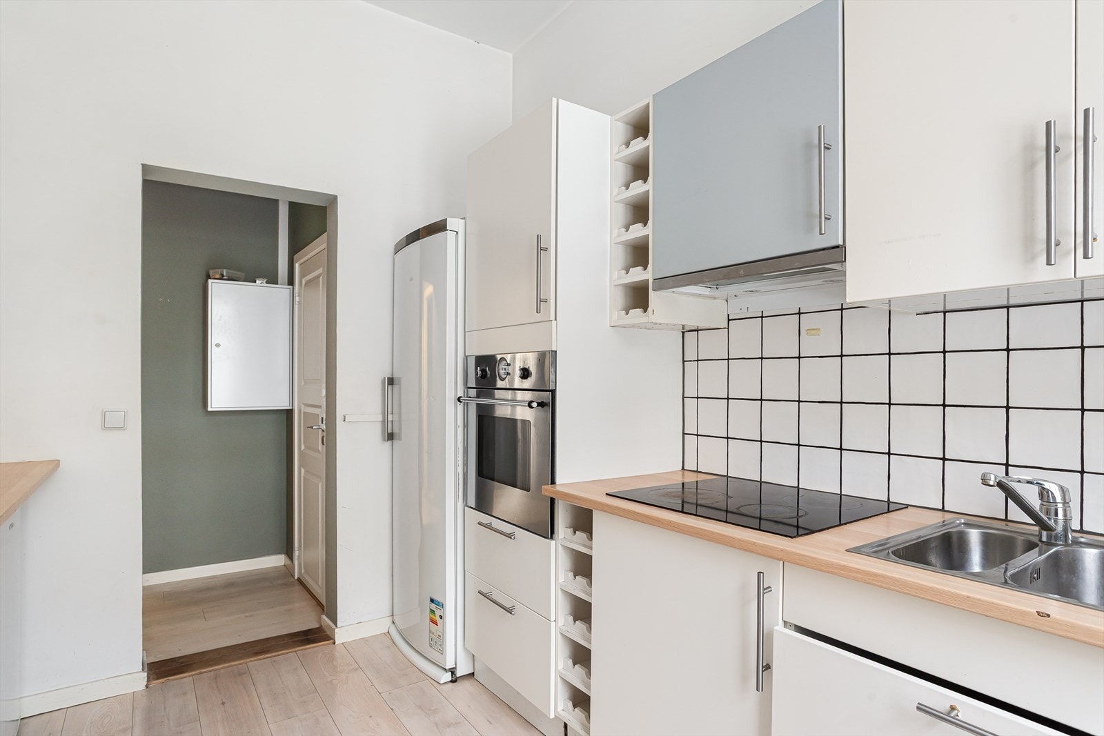 Benkeplaten er i laminat med toppmontert metallvask og ettgreps kjøkkenarmatur. Galleribilde