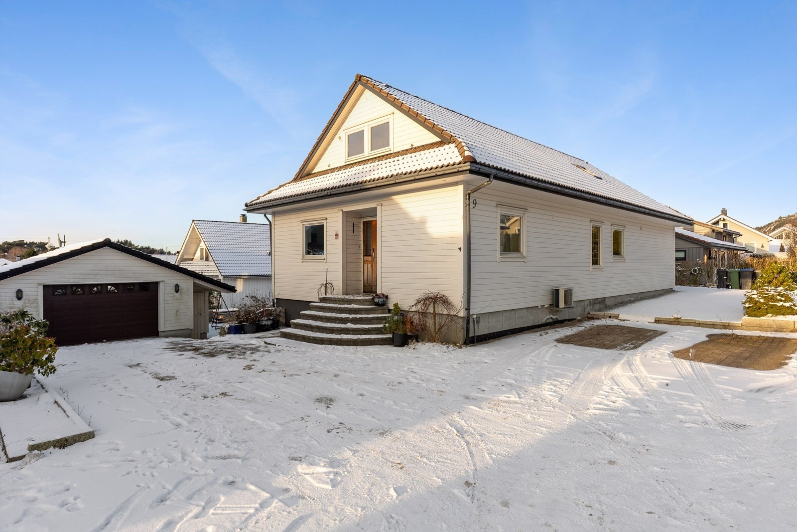 Frittliggende garasje, oppført i 2001, med totalt bruksareal på 46 m² (garasje og bod). For øvrig plass til opptil 5 biler på gårdsplassen. Galleribilde