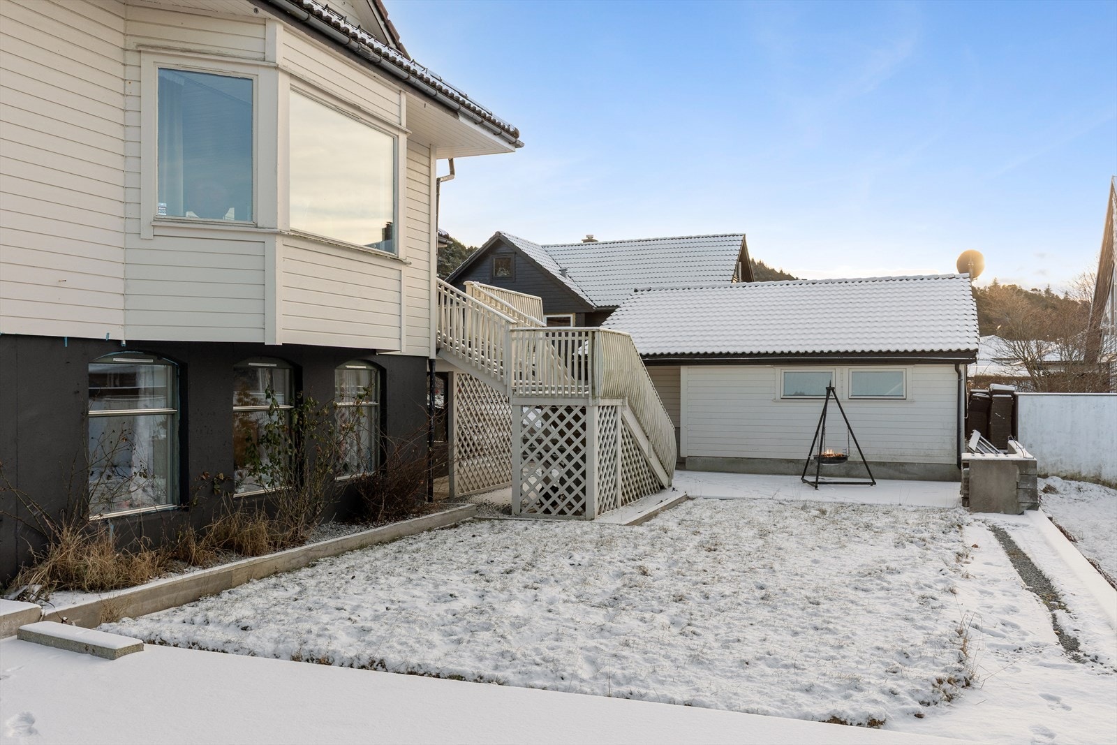 Tomten er bl.a. opparbeidet med plen, terrasser, trapper i betong og tre, belegningsstein, bed og diverse annen beplantning. Galleribilde