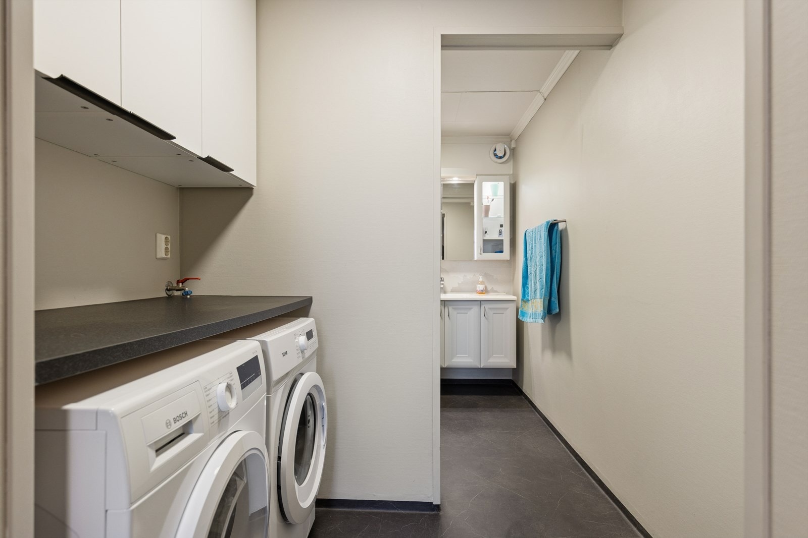 Det kombinerte bad/vaskerommet er naturlig avdelt i 2 soner. Galleribilde