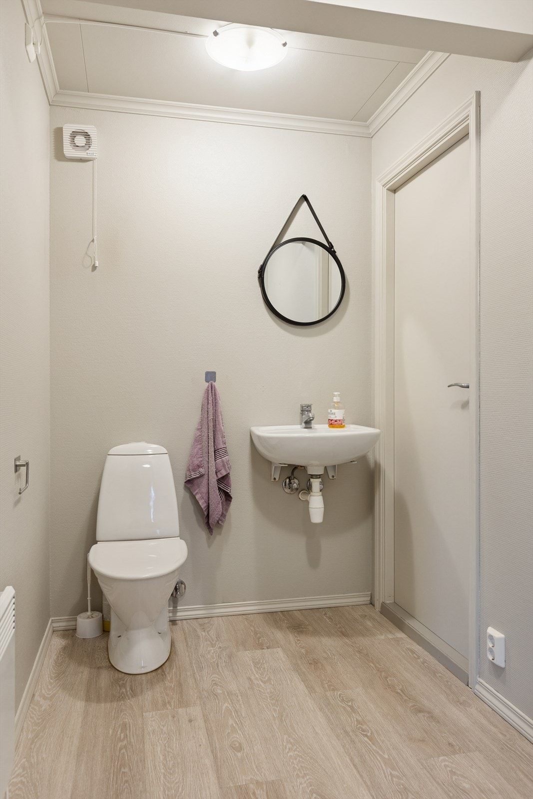 Toalettrommet har laminatgulv og malte vegger, samt mekanisk ventilasjon for effektiv luftutskifting. Galleribilde