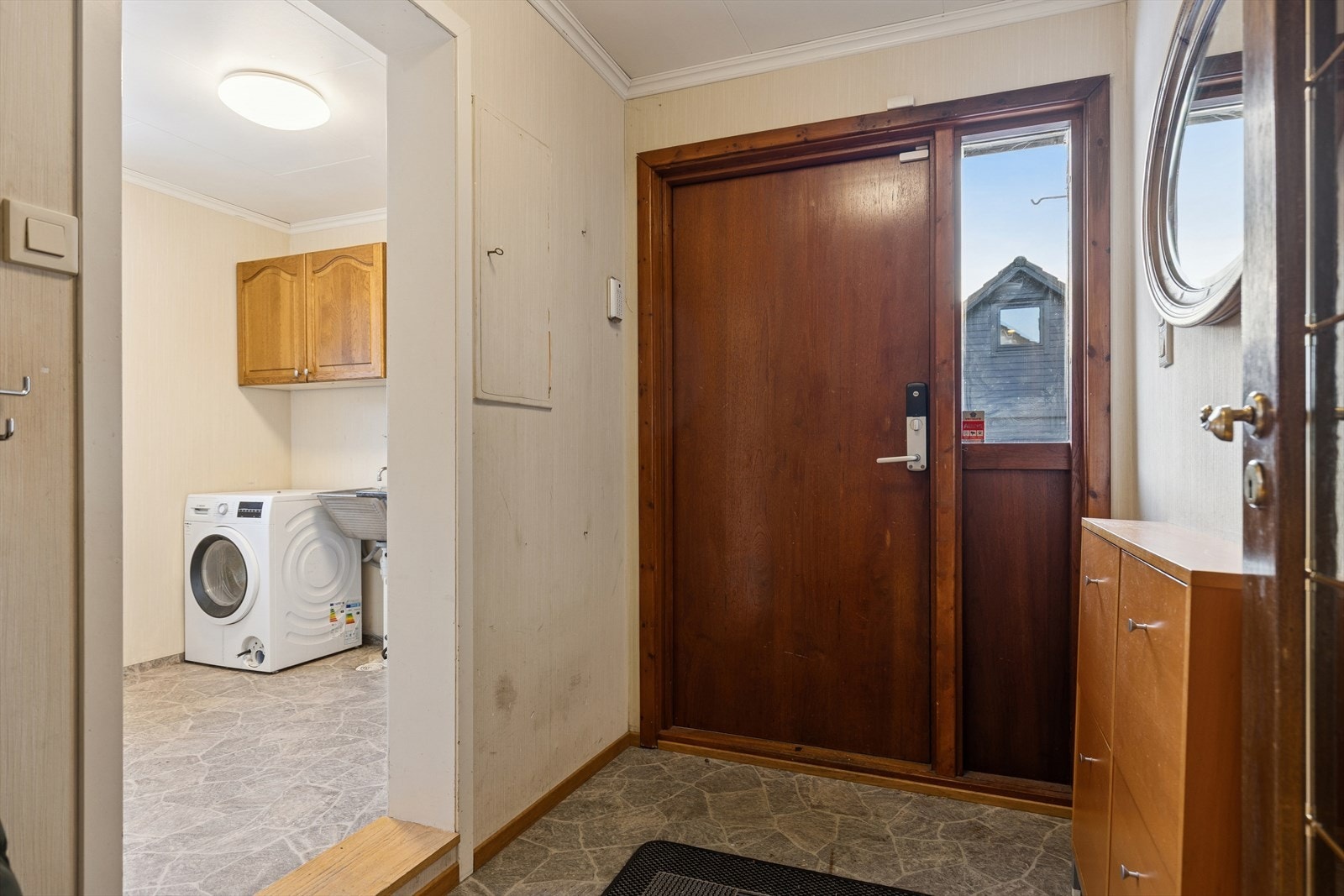 Du ønskes velkommen inn i en mindre entré med flislagt gulv. Galleribilde