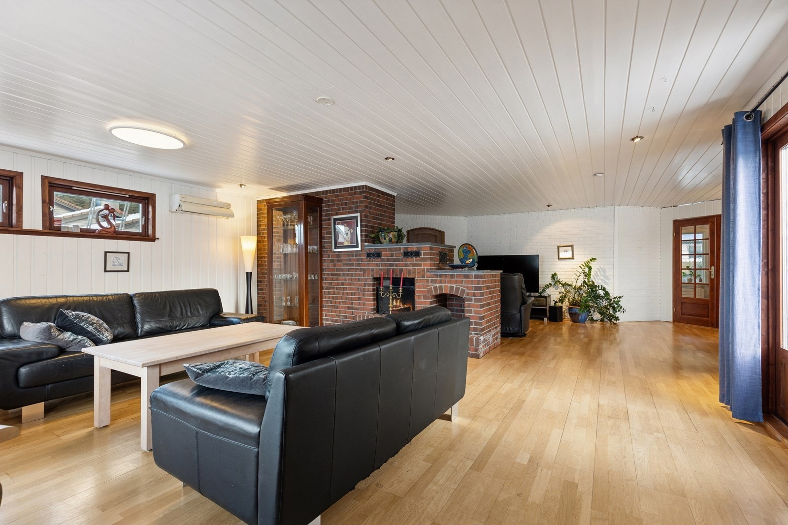 Flott elementpeis med innsats, som er en naturlig romavdeler mot gangen. Det er også installert en luft/luft varmepumpe. Galleribilde