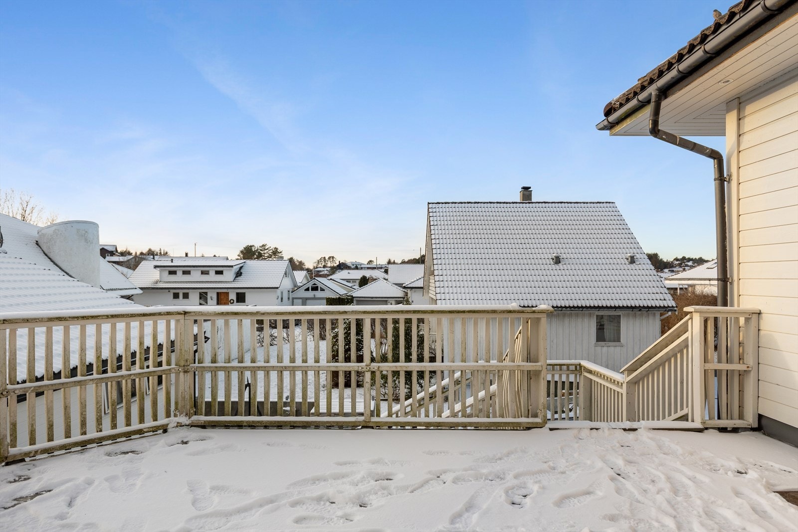 Herlig, sør- og vestvendt terrasse med et bruksareal på 23 m² (ikke byggemeldt). Fint utsyn ut over nabolaget og direkte trappeadkomst ned til hagen. Galleribilde