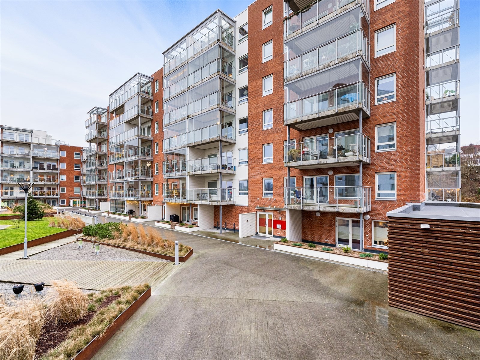 Fint plassert i enden av sentrum i sjøkanten. Tilbaketrukket og sentralt. Optimal plassering. Galleribilde