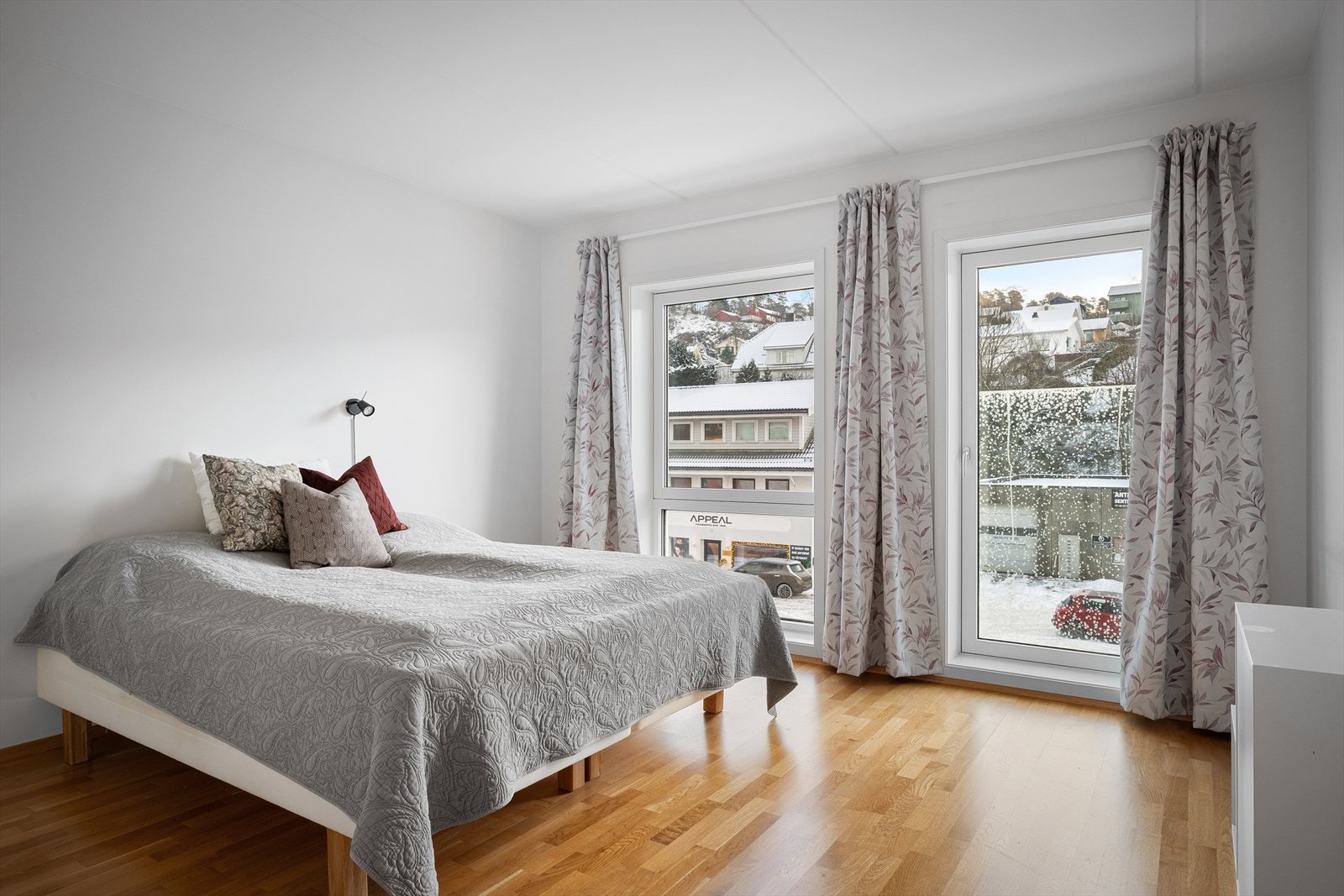 Romslig hovedsoverom med store vindusflater og fransk balkong. Galleribilde