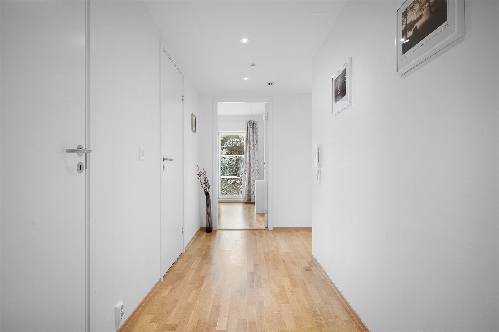 Gang med tilgang til begge soverom, bod, separat gjestetoalett og bad. Galleribilde