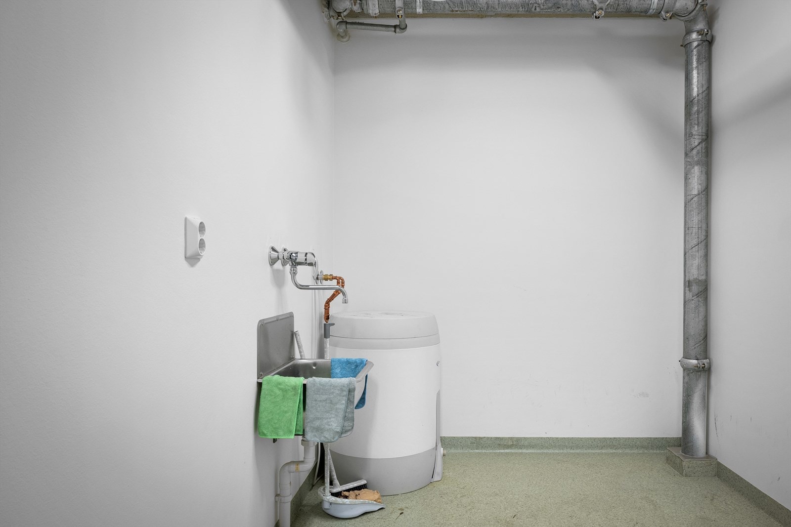 Felles vaskerom med utslagsvask. Galleribilde