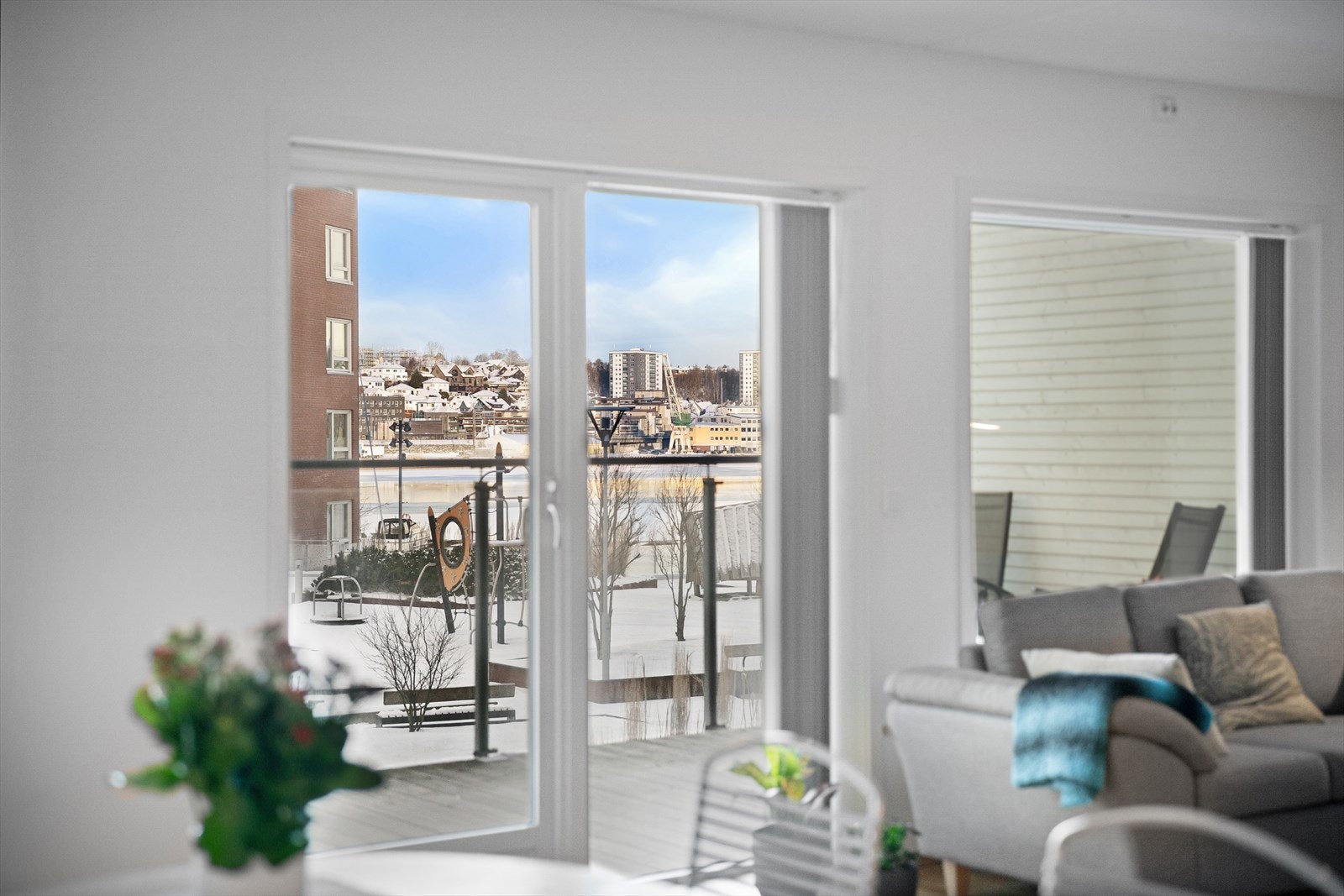 Fra leiligheten har du utsikt mot atriet, samtidig som du kan nyte den flotte sjøutsikten. Galleribilde