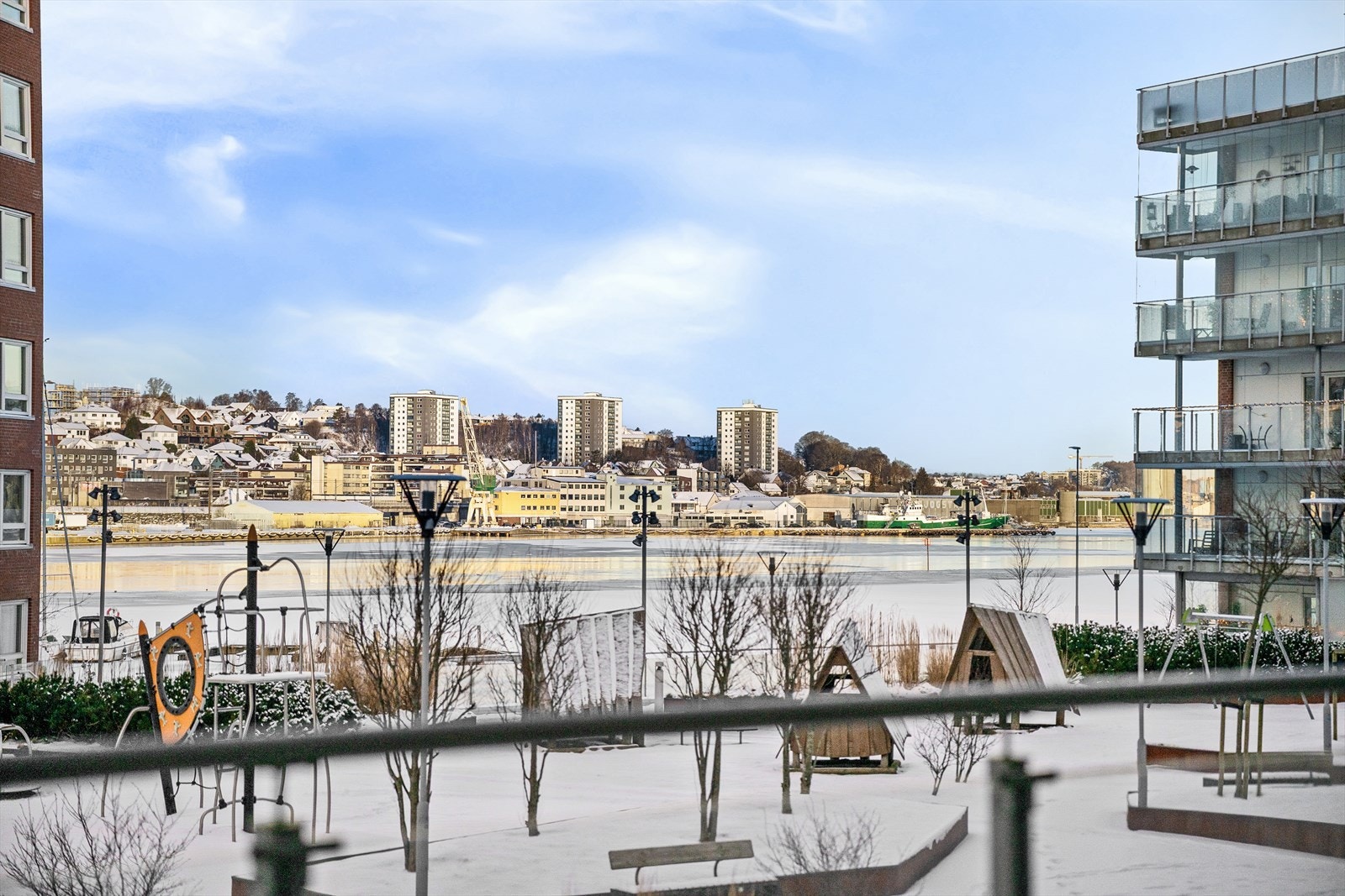 Dan Chruickshank presenterer: Moderne og romslig leilighet m/fjordglimt både fra spisebord og stor balkong m/takoverbygg for le. 2 wc/2 sov/garasje. Galleribilde