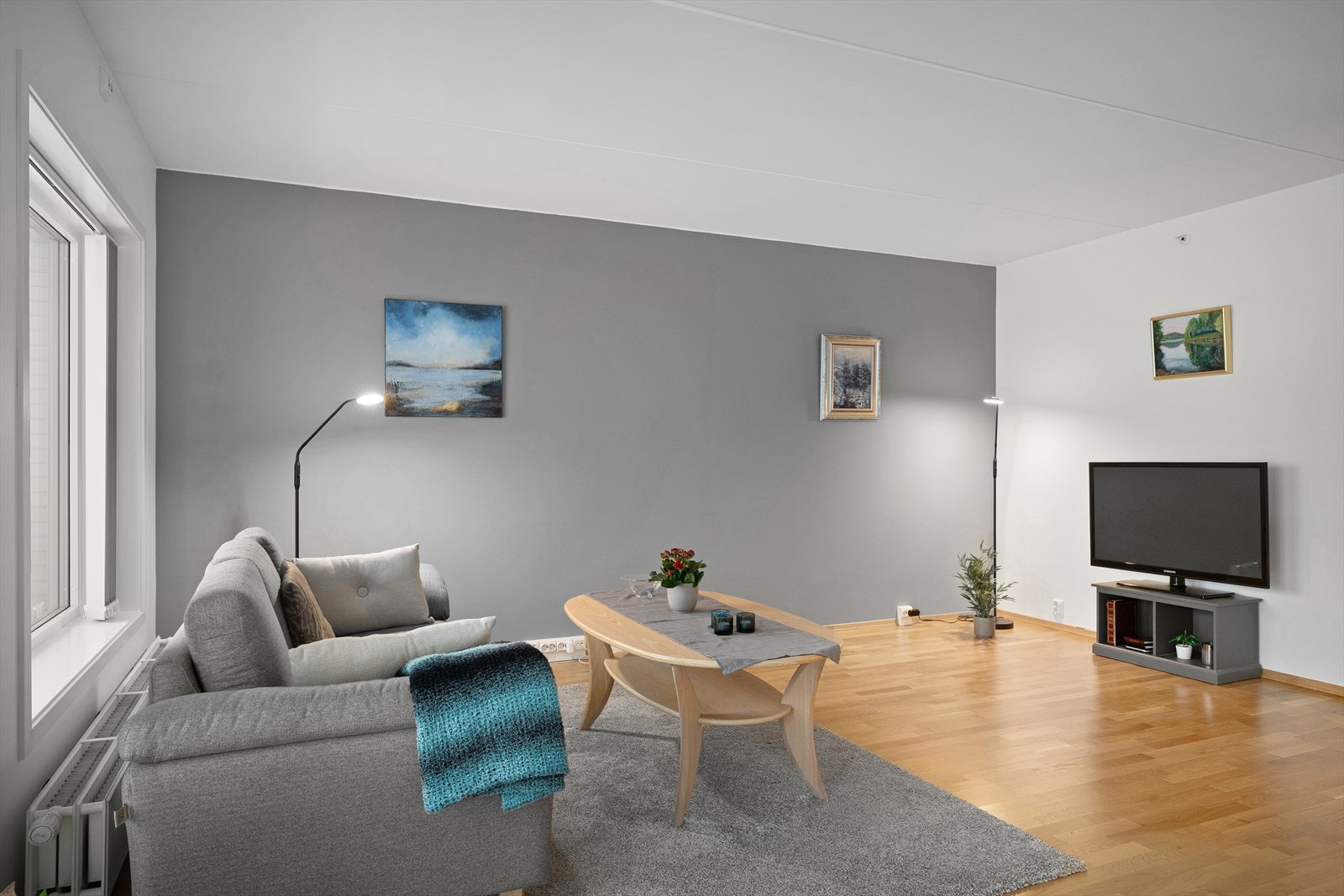 Lys og herlig stue med god veggplass til ekstra hyller, reol og mer. Stikkontakt for julestjernen. Fjernvame/vannbåren varme via radiator. Galleribilde