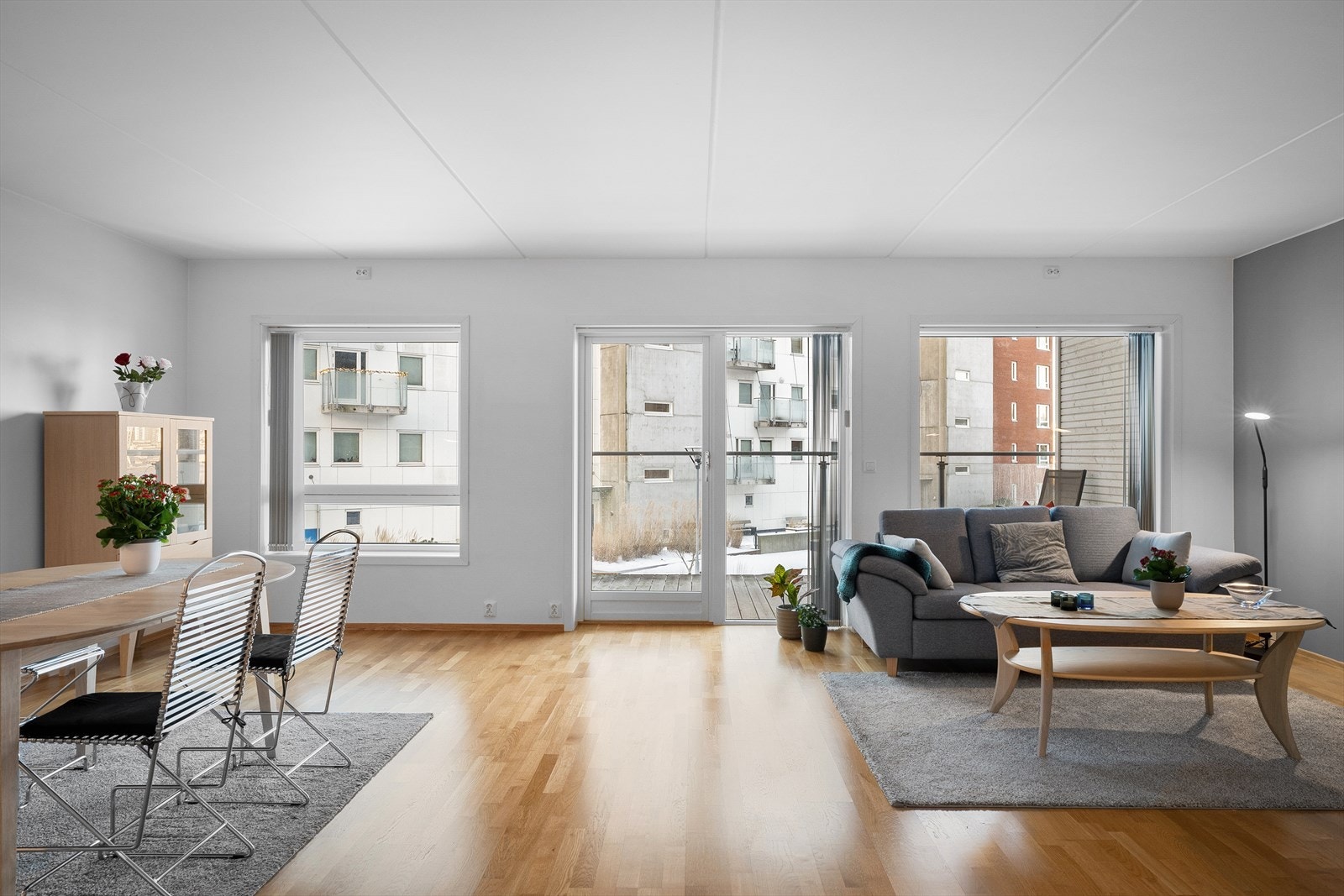 En herlig atmosfære med store vindusflater og mye naturlig lys. God plass til både stor spisestue og tv-stue. Galleribilde