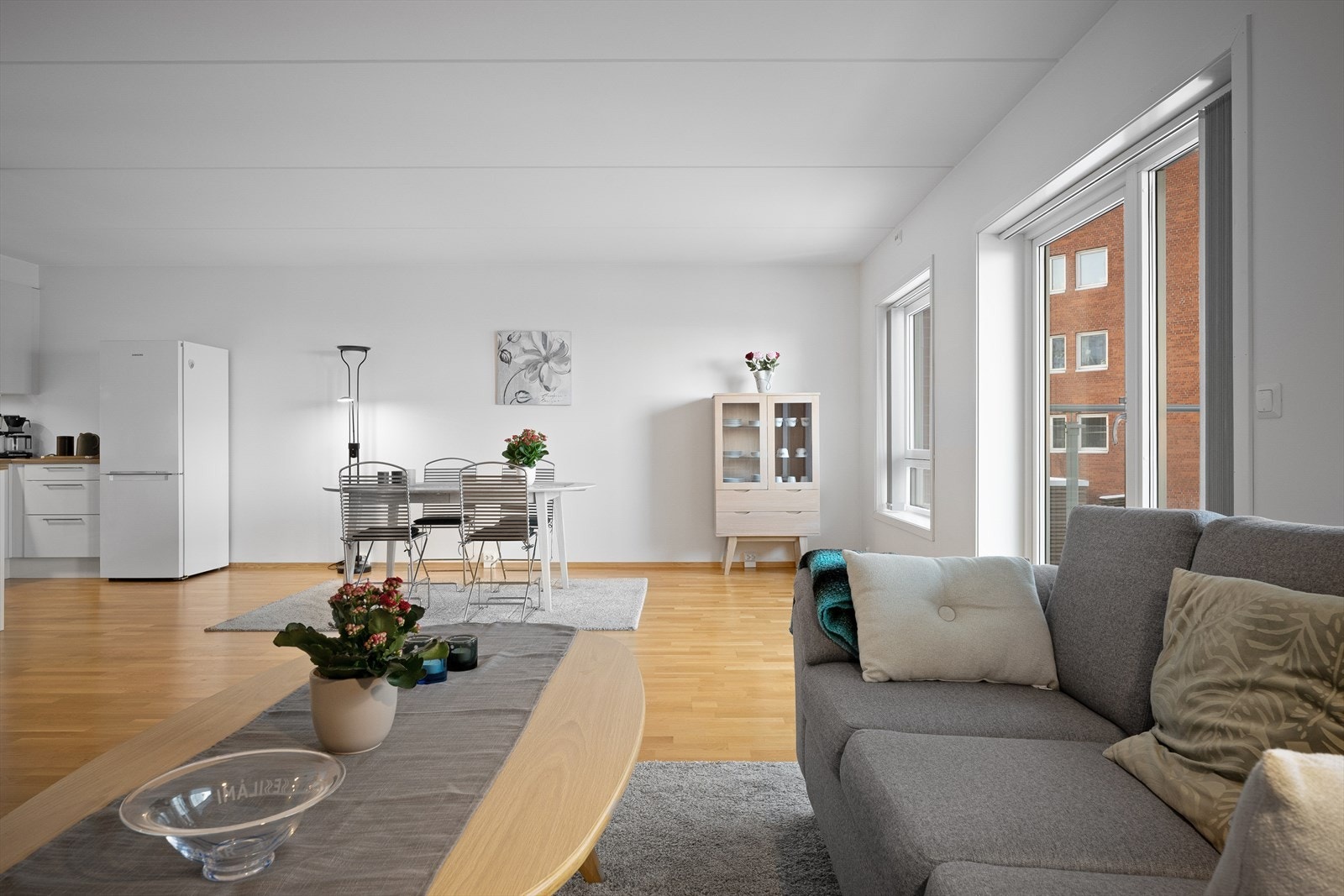 Stuen er romslig nok til både stor spisestue og tv-stue. Her kan du har storfamilien på besøk. Galleribilde